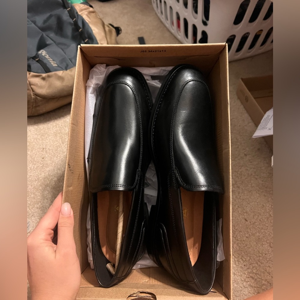 NWT Clarks Un Hugh Step Black Leather Loafers Size 11